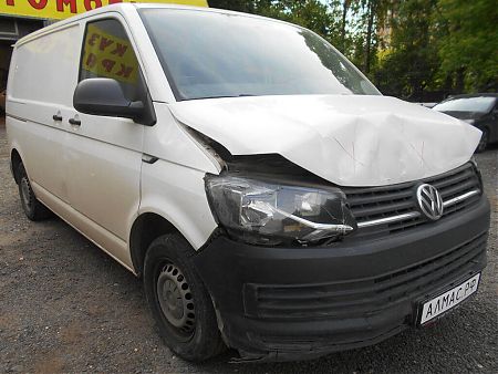 Повреждения капота, фары и переднего бампера Volkswagen Transporter